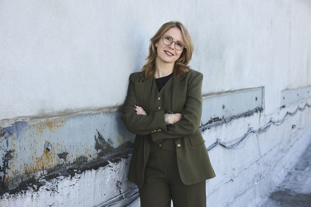 Anna Clyne leaning against a wall