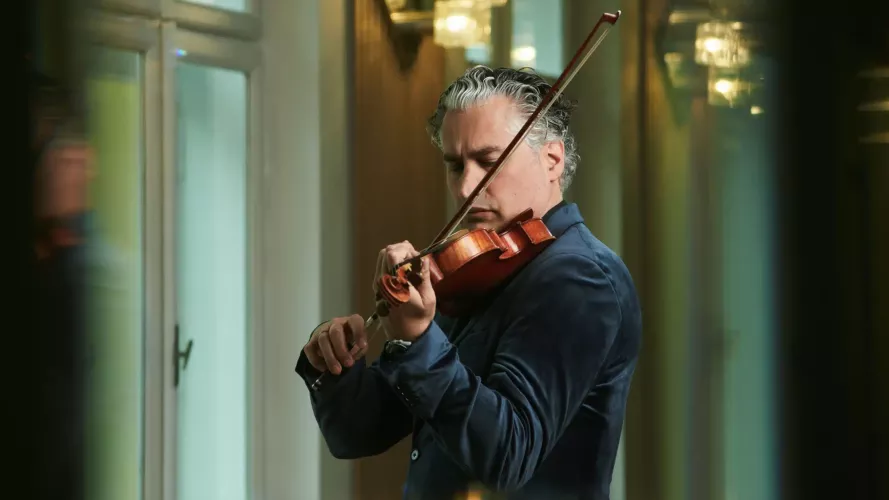 Rémy Ballot playing the violin