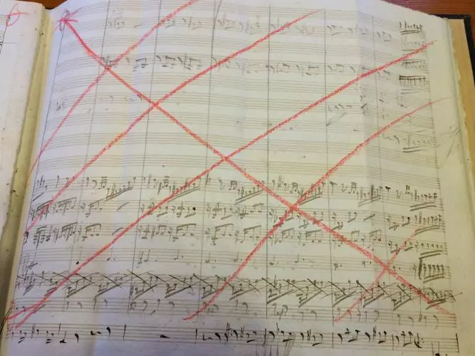 The photo shows bars removed in Antonio Pasculli's manuscript of Concerto per oboe sopra motivi dell'opera I Vespri Siciliani (c. 1872)